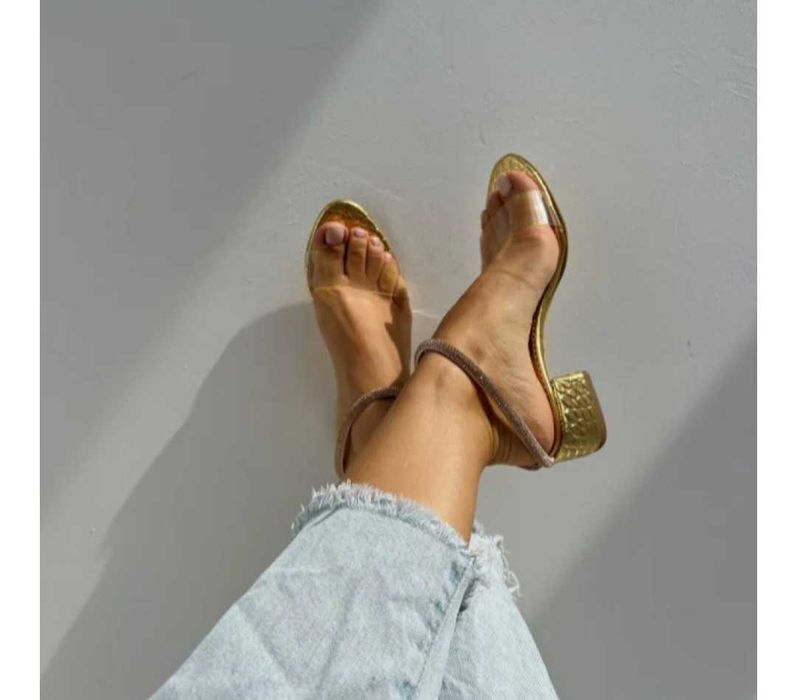 Vând sandale casual
