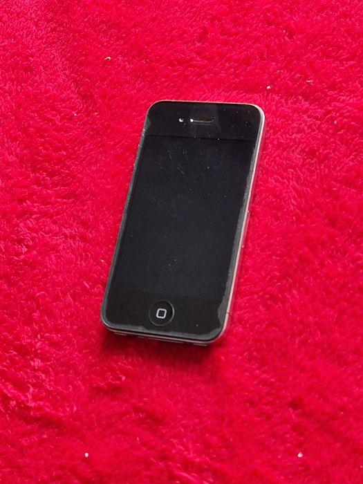 Telefon cu touchscreen.  Nu se aprinde