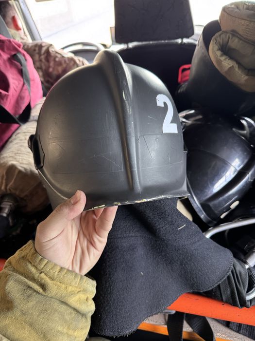 Продам каску пожарного в хорошем состояний