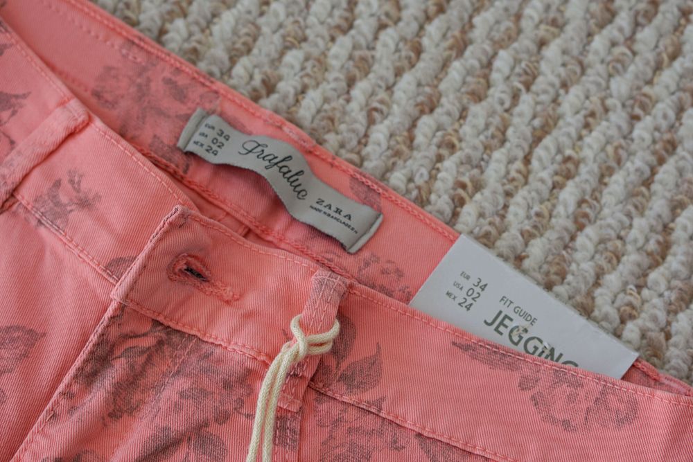 Blugi Zara Trafaluc cu model floral pentru femei