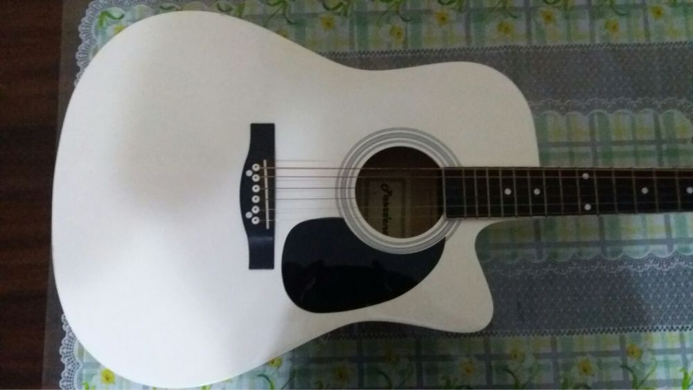 Продается Гитара срочно . Gitara sotiladi