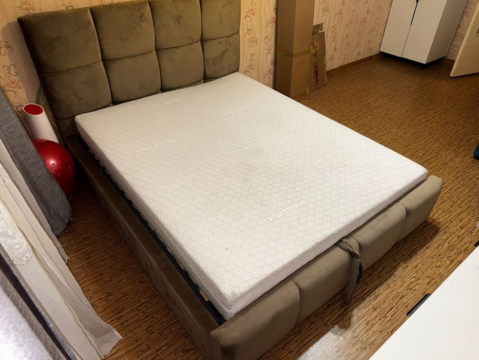 Кровать с ортопедическим матрасом