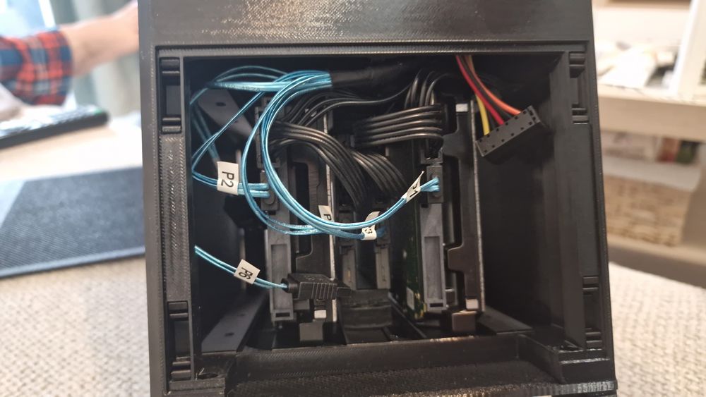 NAS custom, carcasa 3D printed, performant și eficient energetic