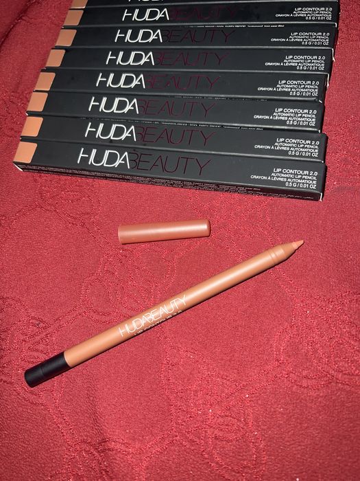 Creion de buze Huda Beauty