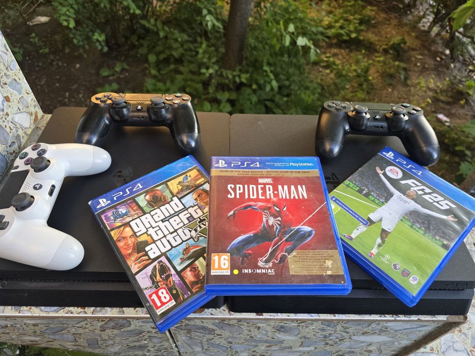 PS4 slim cu jocuri si manete