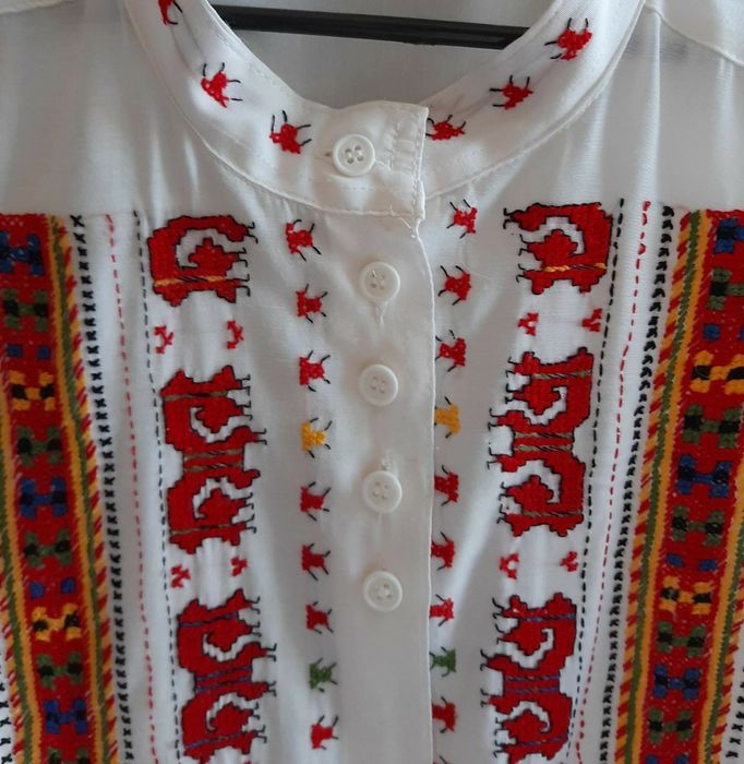 Риза с ръчно-избродирана шевица + обеци с шевица