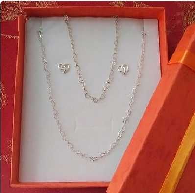 Нов, дамски сребърен комплект- гривна и колие с цветя/ сърца/.В кутия.