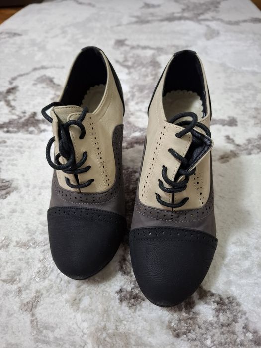 Vând pantofi cu toc dama