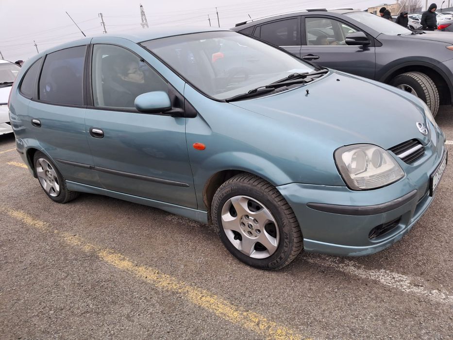 Машина Нисан Альмера тино