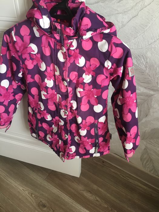 Продам куртку на девочку,122 см,б/у