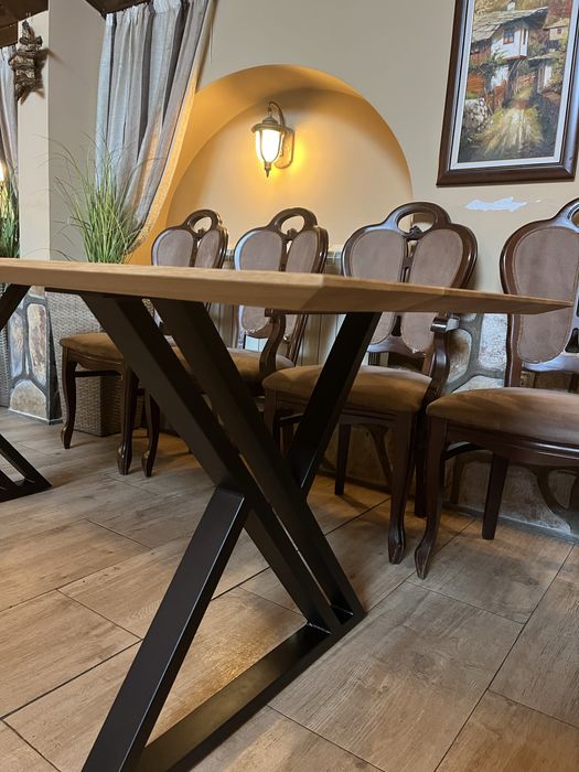 Трапезна/ холна маса от дъб с метални крака- скосена