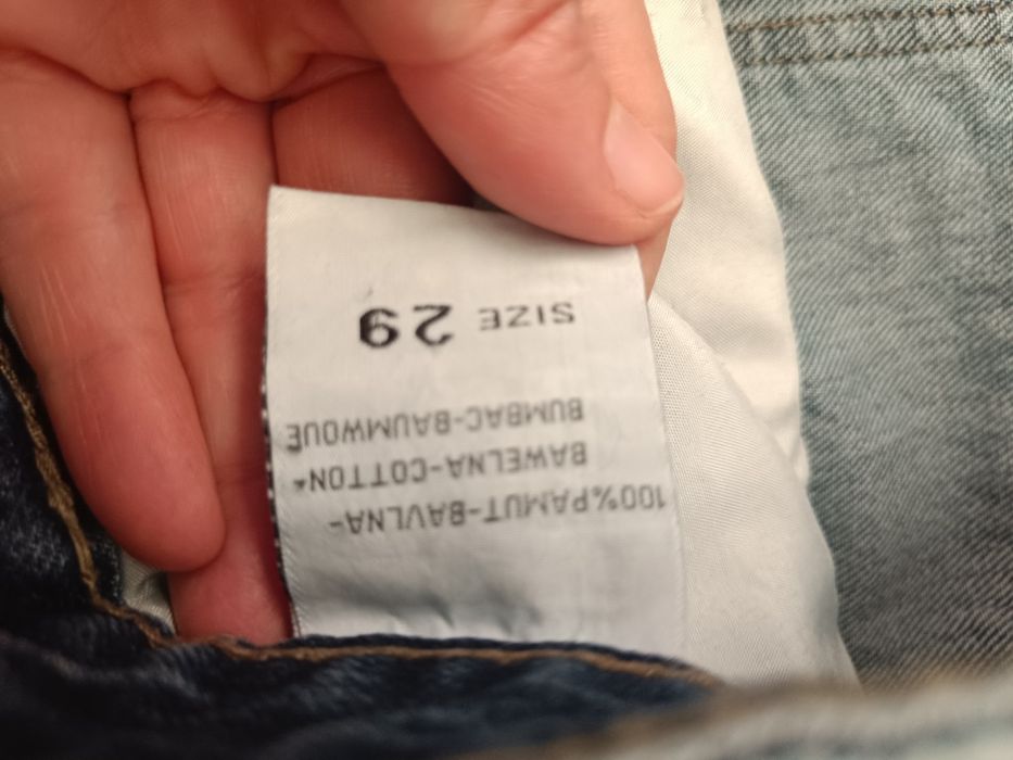 Страхотен деним с бродерия и накъсан ефект