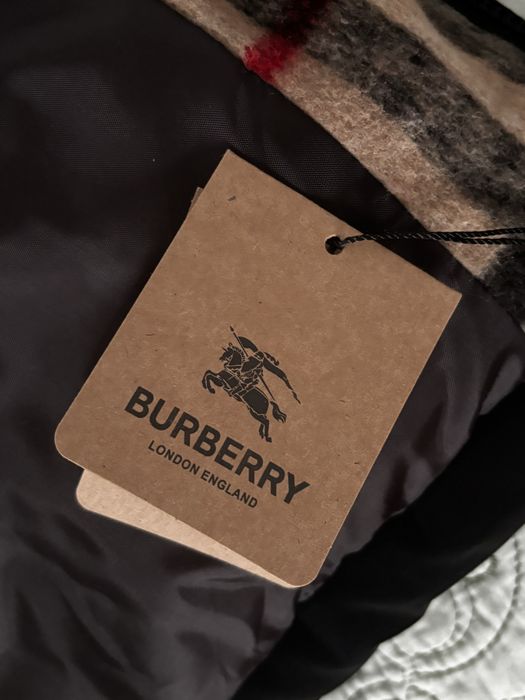 Geaca iarna Burberry, noua cu eticheta,marimea S. Pentru a comanda mesaj in privat.