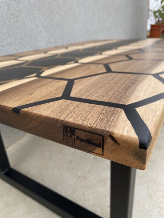 Masă de cafea din nuc masiv cu rășină epoxidică – model hexagon