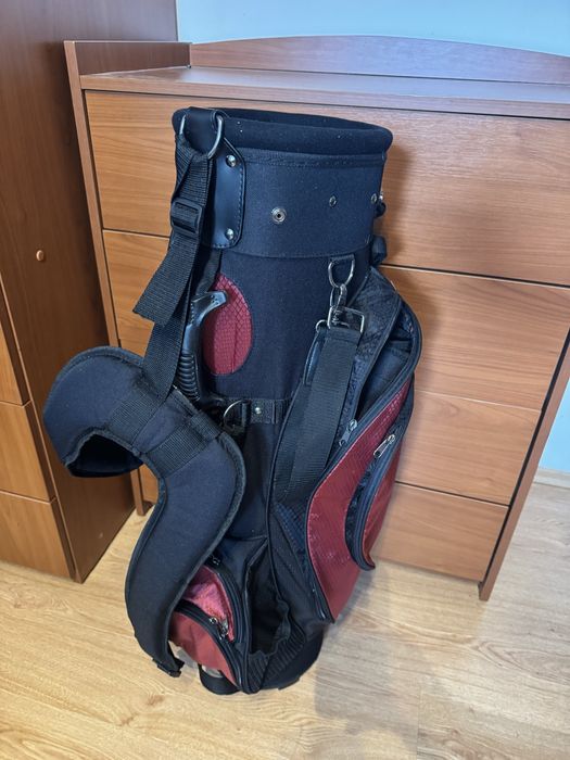 Geantă golf cu suport (stand) – ușoară, practică, stare bună
