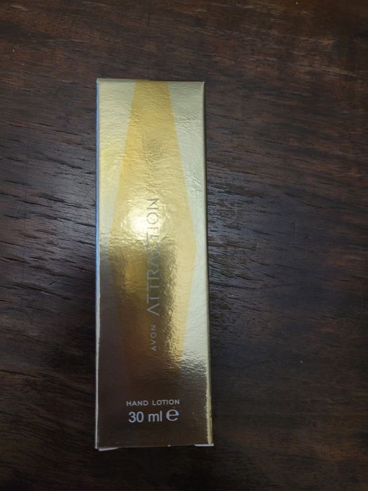 Crema de maini Attraction pentru ea Avon