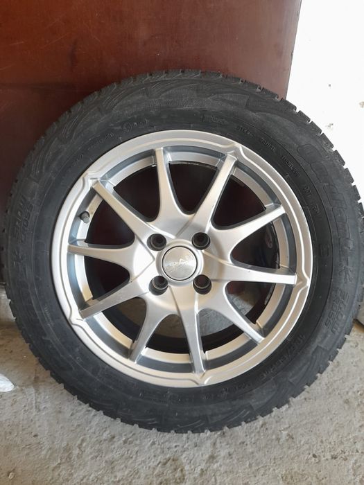 Продам резину с дисками зимнию r15
