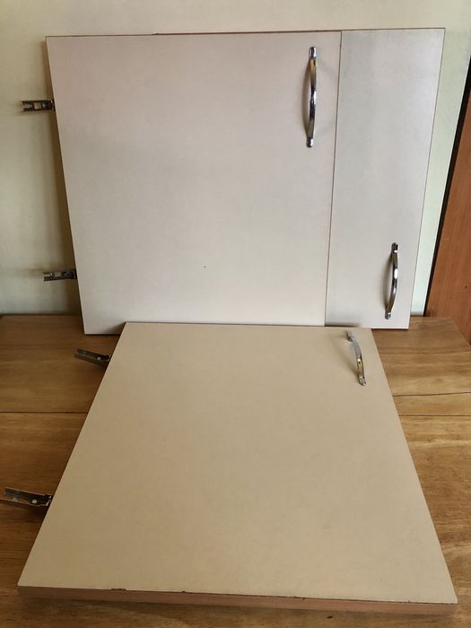 Три врати на шкафа с дръжки, Кухненски шкаф, изработен от дърво