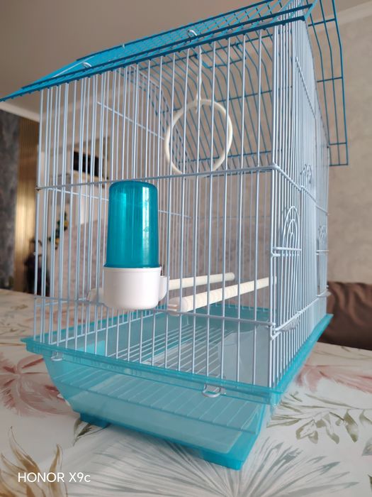 Продам клетку для попугая с кормушками