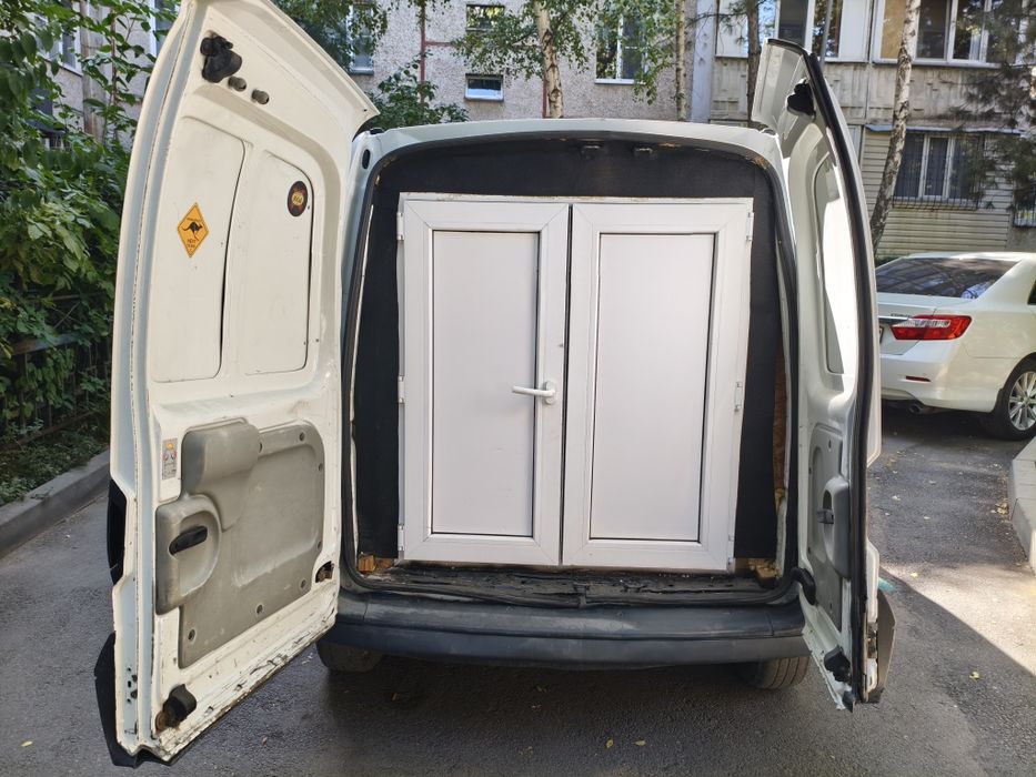 Грузовой автомобиль с рефрижератором.