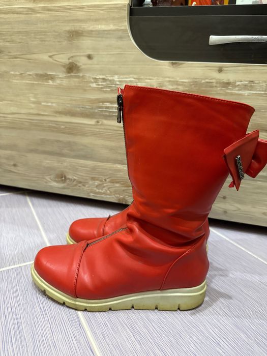 Червени дамски ботуши с панделки