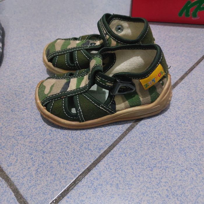 Кроссовки 22 р., сандалии 21 р.