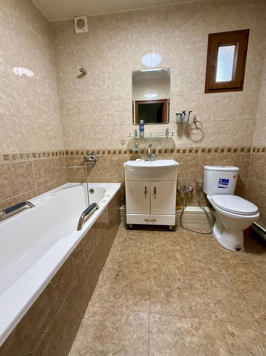 Назарбек котта уй сотилади углавой, Нотариус кучадан 500 метр кирганд.