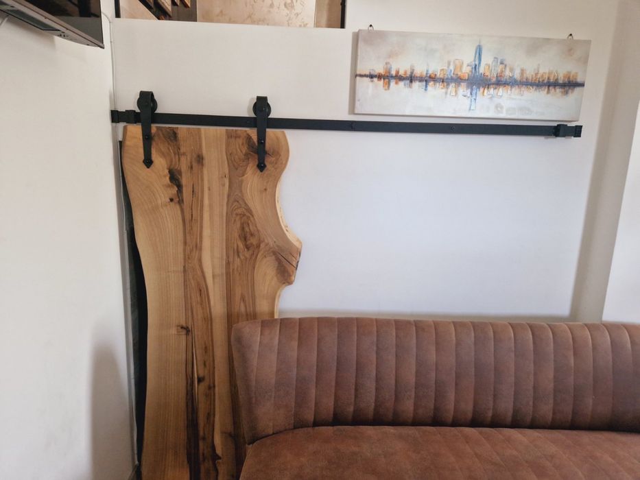 Плъзгаща врата от масив с механизъм