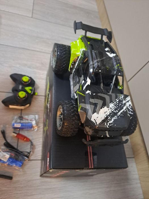 Masinuta DEERC cu telecomanda si 2 acumulatori