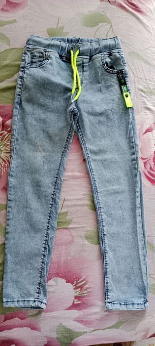 Продам джинсы для девочек