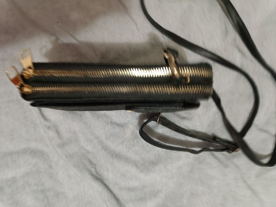 Дамска черна чанта за телефон през рамо – с много отделения