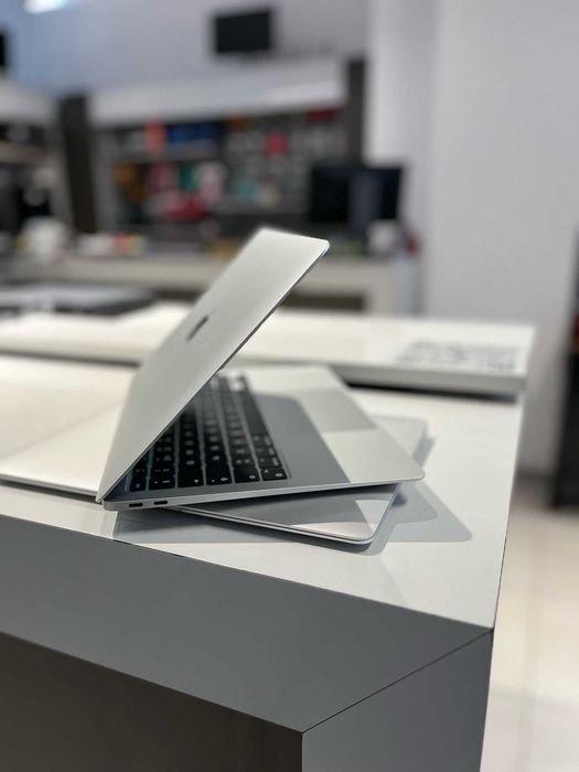 Apple MacBook Air Retina 13" - 2020 - A2337 -M1- 8 GB RAM - 256 GB SSD