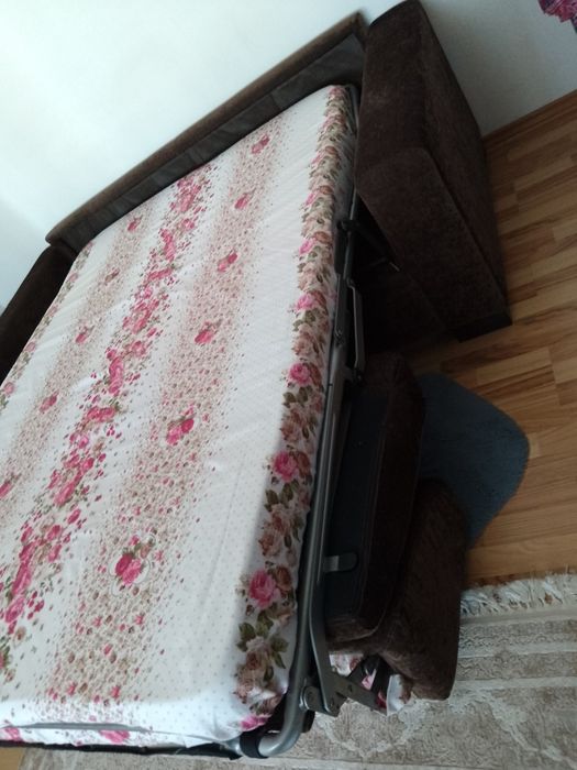 Canapea extensibila cu saltea model matrimonial.