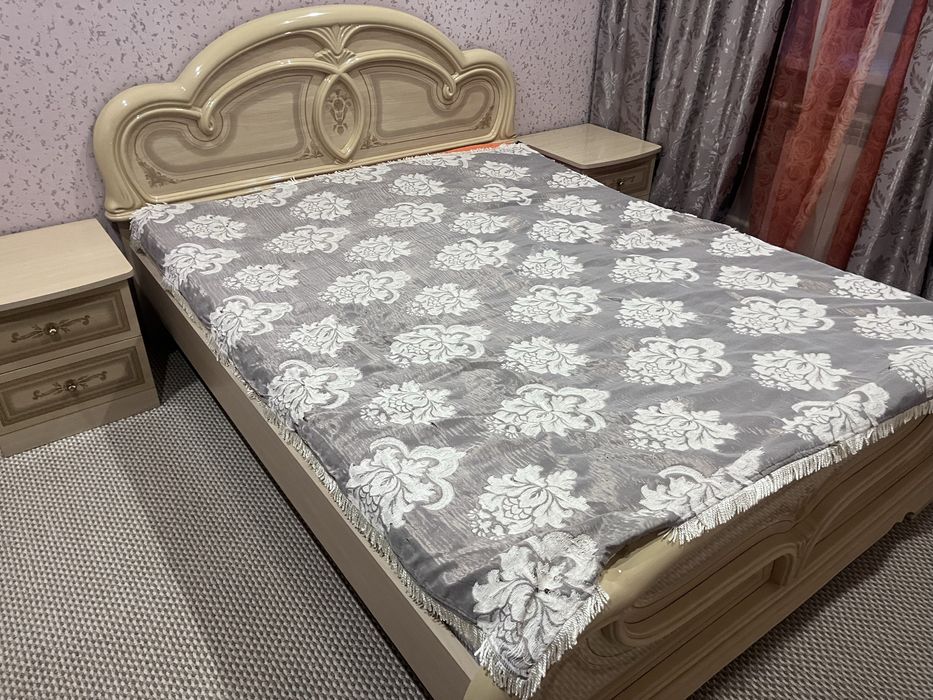 кровать и 2 тумбы
