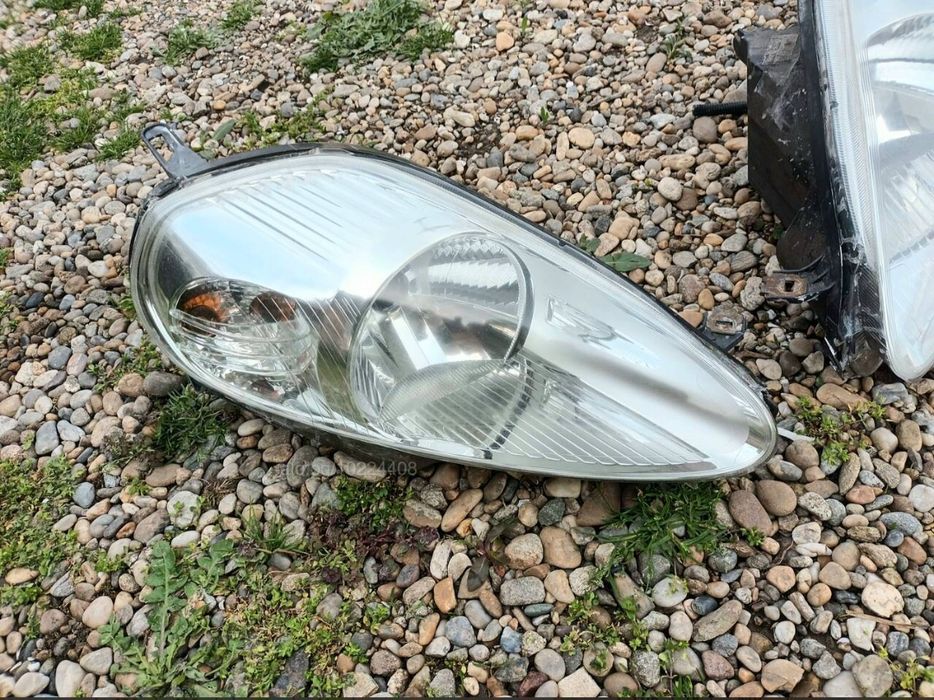 Оригинални фарове за Fiat Grande Punto / Punto Evo (комплект)
​Описание:
​Продавам комплект оригинални предни фарове (ляв и десен) за Fiat Grande Pun