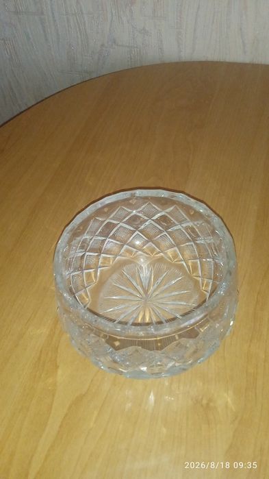 Продам хрустальные вазы, салатники.
