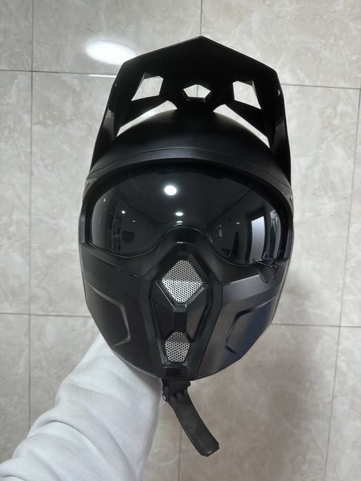 Мотошлем новый……………