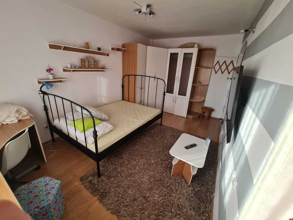 Inchiriez apartament o camera zona centrala