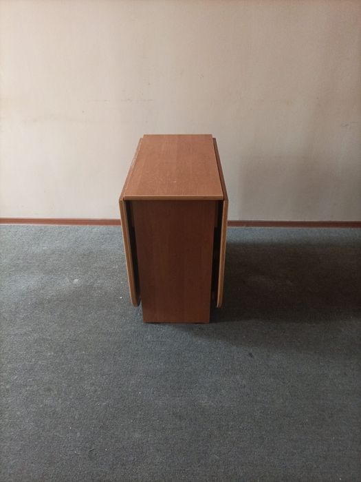 Продам стол книжку