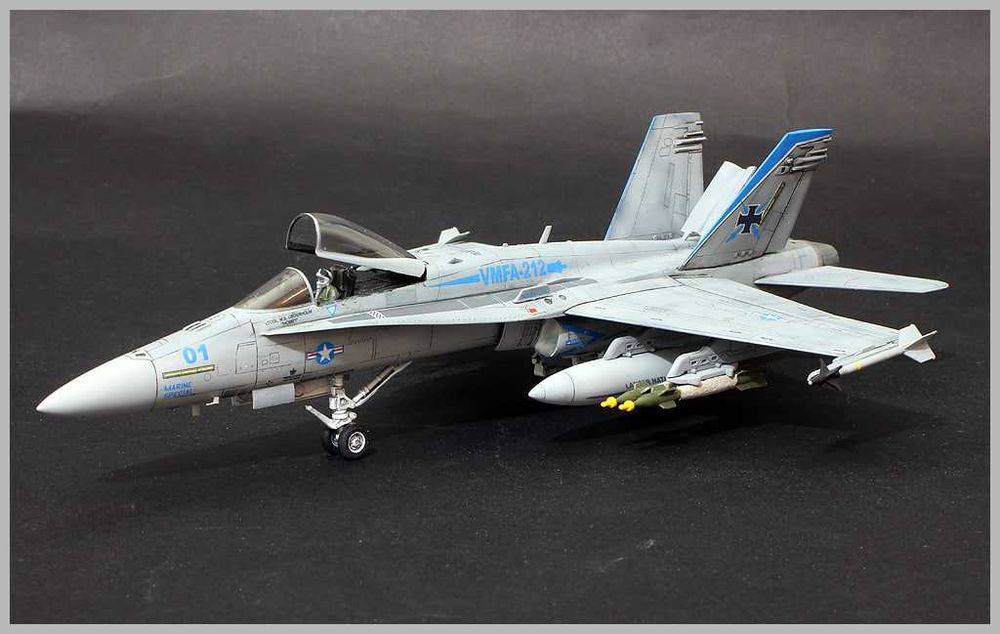 Сборная модель самолета F/A-18 «Хо́рнет» (Kitech, 1/72)