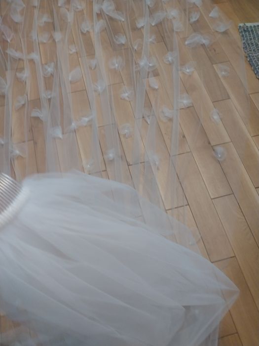 Voal lucrat manual cu aplicații cusute din tulle