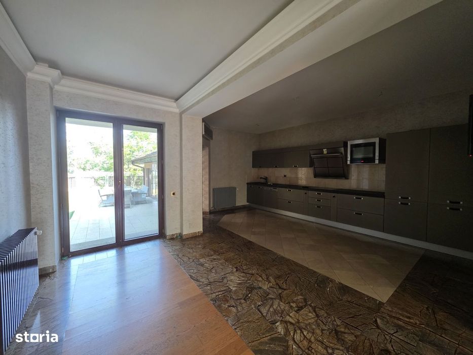 Casă de închiriat cu 6 camere în Damaroaia