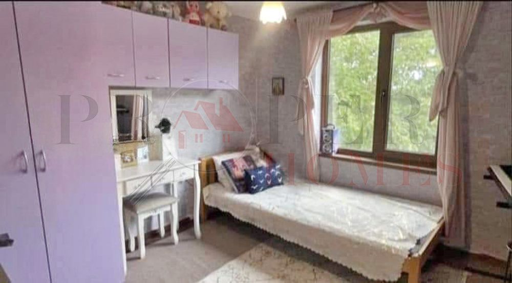Реновирана Двуетажна Къща за Продажба