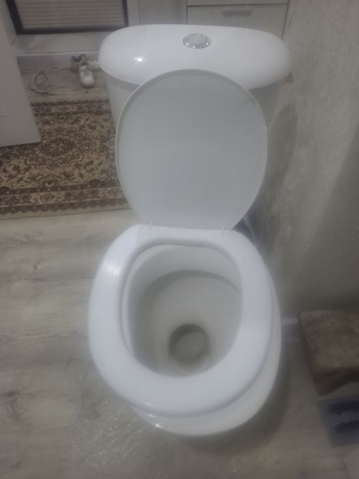 Продам  унитаз   снизу  ес тре шина