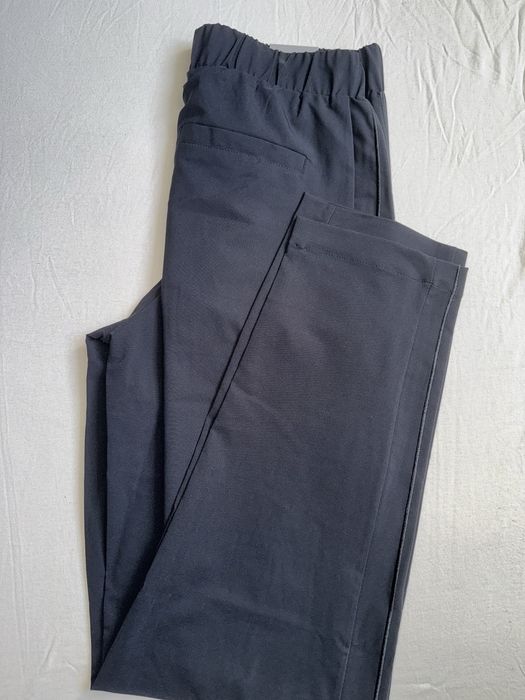 Pantaloni noi cu eticheta