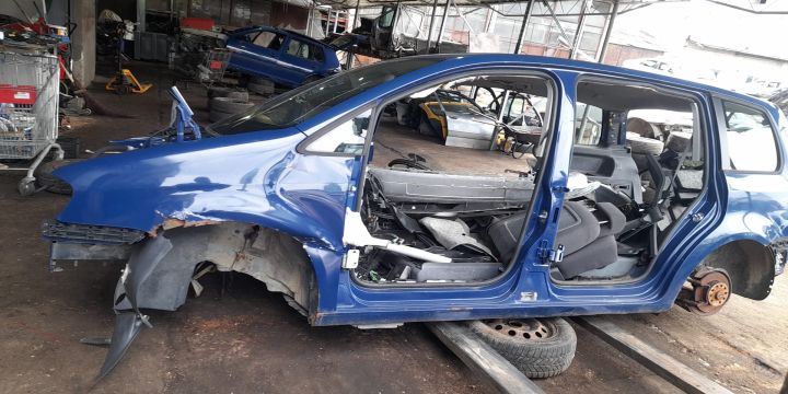 Far stanga cu lupa 0301233201 Volkswagen VW Touran 2004