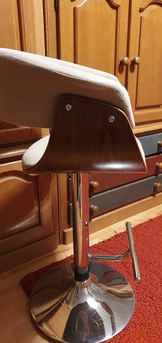 Scaun bar confortabil si elegant