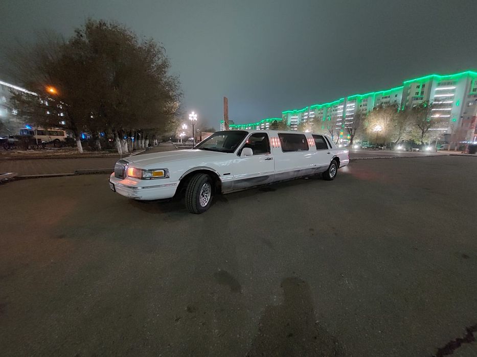 Продам лимузин Lincoln towncar 1998