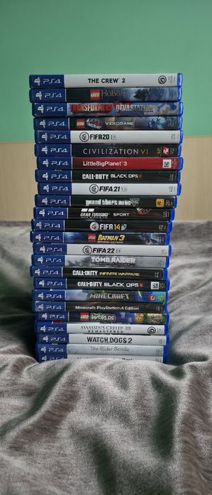 Vand PlayStation 4 cu Hard-Disk extern 2TB memorie, 24 de jocuri si 2 controllers