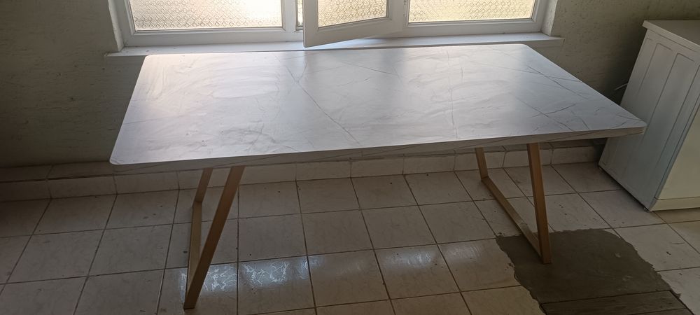 Продаётся стол без стульев новый